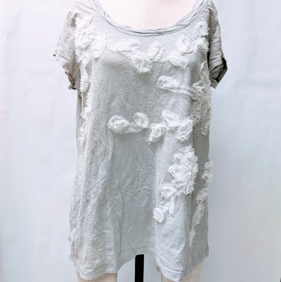 LOFT Tops - T-shirt with applique